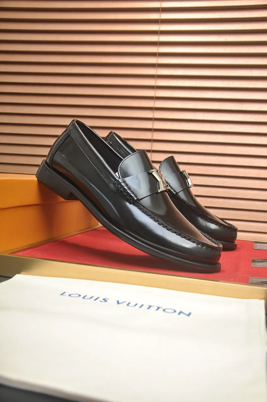 Men's men's shoes 💰560💶 [LV] (original single cowhide lining) 🍀LV's latest genuine leather business suit shoes are launched simultaneously on the official website. The first-layer cowhide imported from Italy is made of heavy gold, 💥1:1 rubber outsole from the official website. Versatile to wear, high-end without losing class, and the color combination is extraordinary. This four-season style is alluring when worn on your feet, showing off your big-name flair. Standard code 38-44 (45 customized)